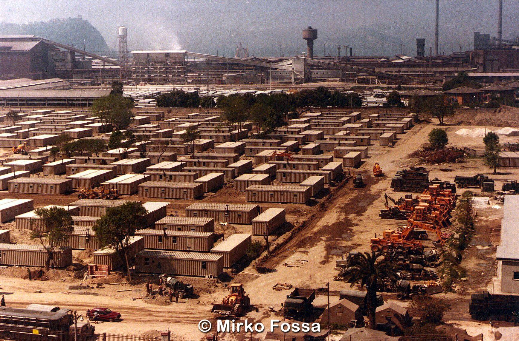 Costruzione villaggio civile a Napoli nel 1981 - Foto Mirko Fossa