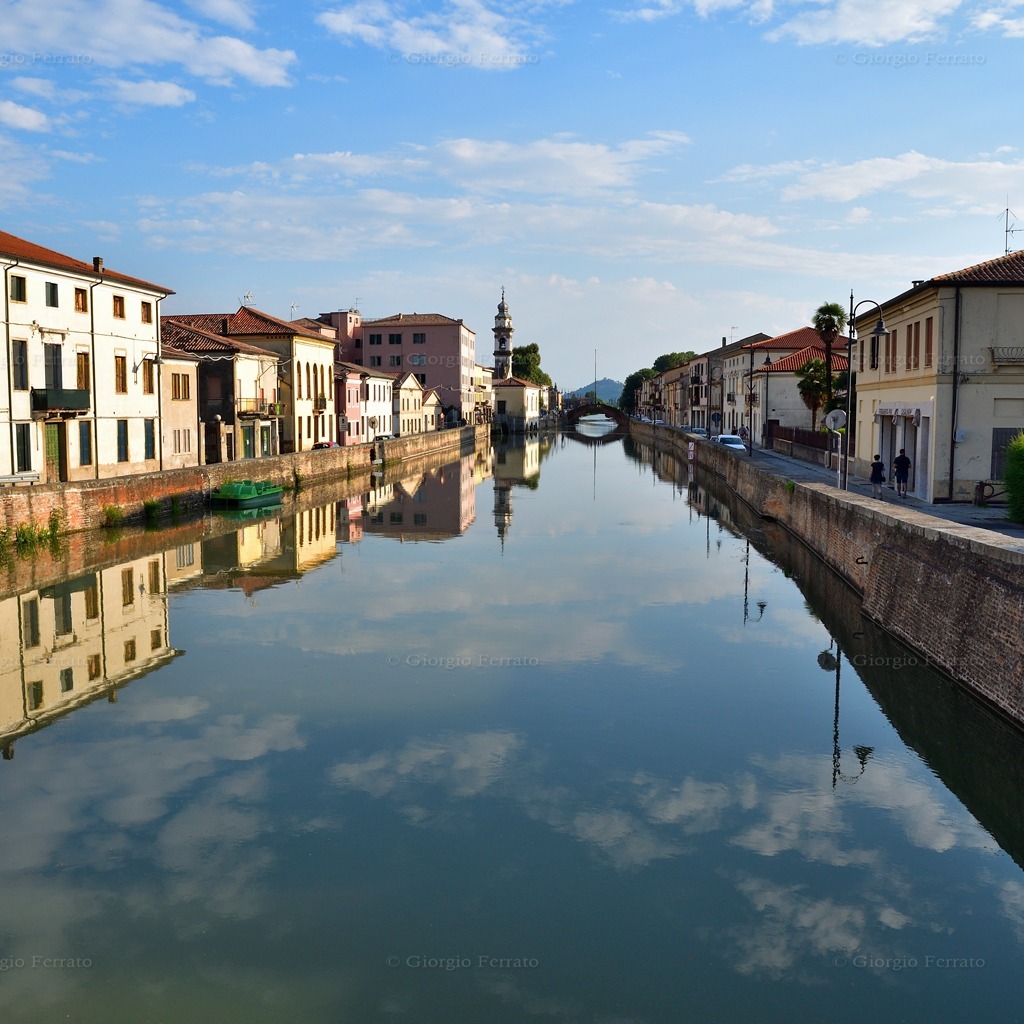Battaglia Terme paese in provincia di Padova con il canale il ponte e la chiesa